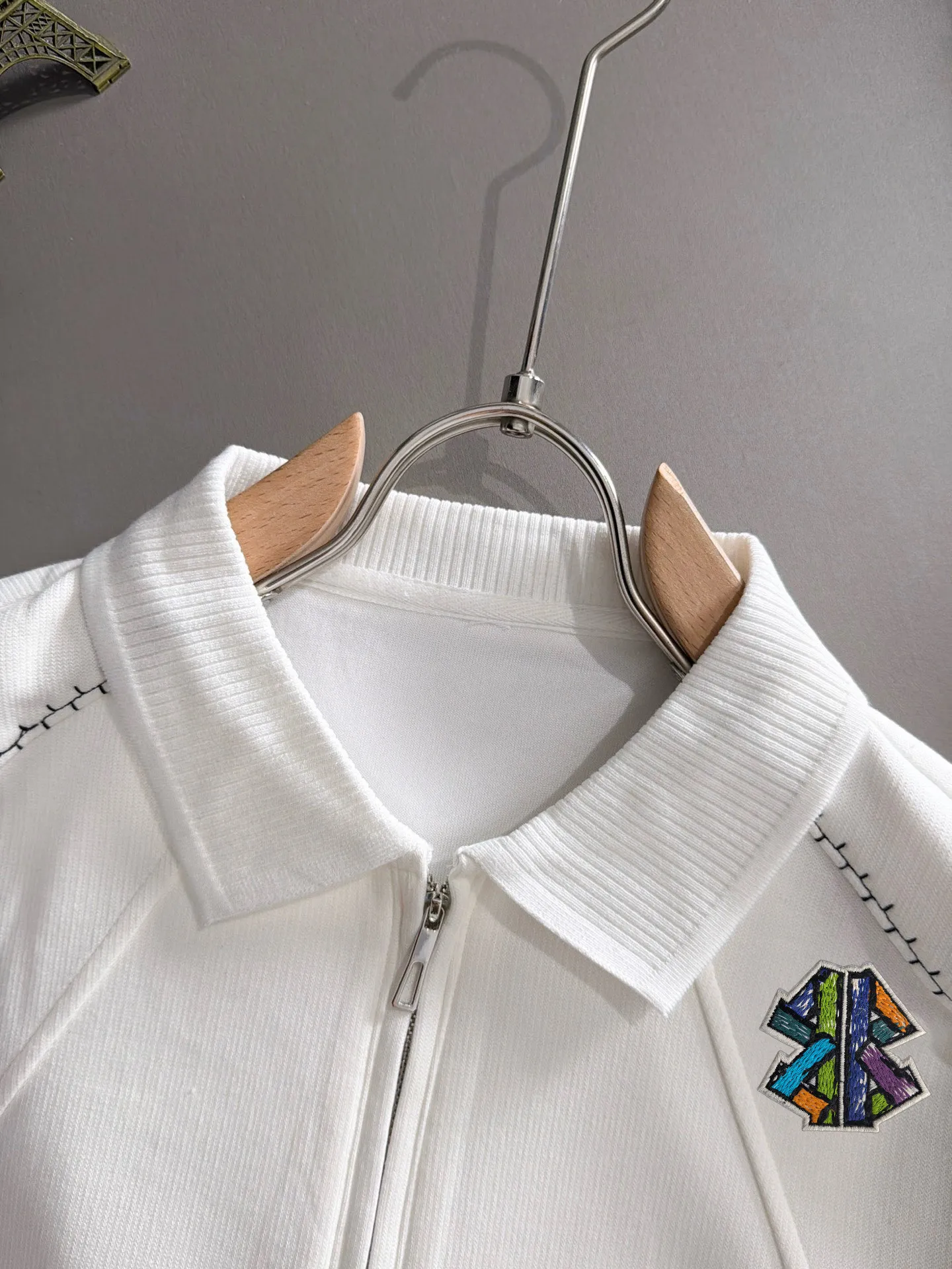 Paris 2026 long-sleeved sweatshirts for men and women, Same Style, many stars, Same Style, top Original version, feel free to compare🆚The fabric is custom-dyed, lightly sprayed and distressed, the fabric, material, and details are consistent with the original, using special cotton and linen fabrics. The cost of the fabric is extremely expensive. It is twice as expensive as pure cotton materials, no expense is spared just to do better. Three standards are complete. The comparison between non-market products and my fabrics is very different, only the top version! Size: M-4XL